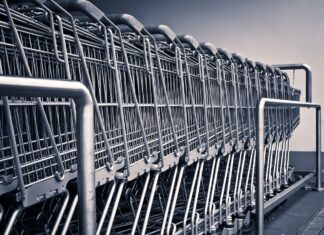 La Policía Nacional identifica a una mujer como presunta autora de un robo con violencia en Palencia Imagen de archivo de carritos de la compra