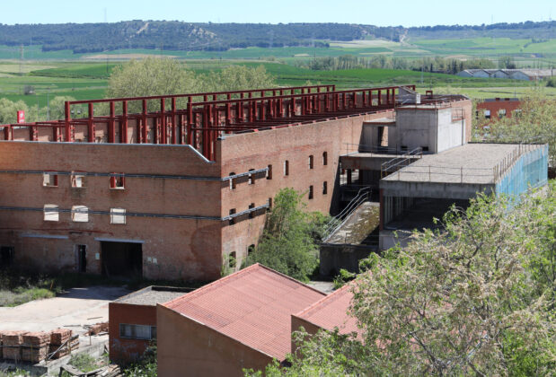 Br&aacute;gimo - Obras paralizadas del futuro palacio de congresos en el edificio que ocup&oacute; una tejera en el barrio del Cristo de la capital palentina