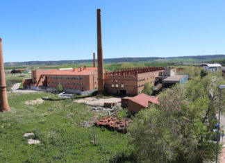 Veinte años con vistas a unas obras Brágimo - Obras paralizadas del futuro palacio de congresos en el edificio que ocupó una tejera en el barrio del Cristo de la capital palentina