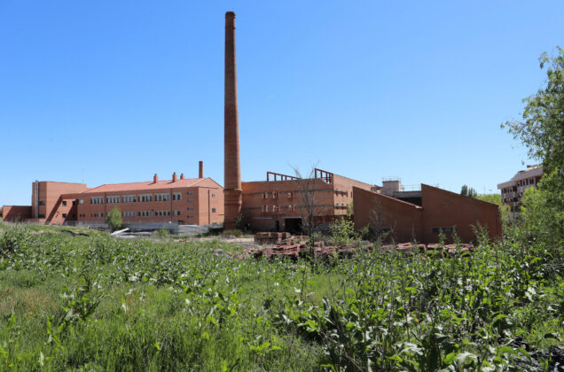 Br&aacute;gimo - Obras paralizadas del futuro palacio de congresos en el edificio que ocup&oacute; una tejera en el barrio del Cristo de la capital palentina