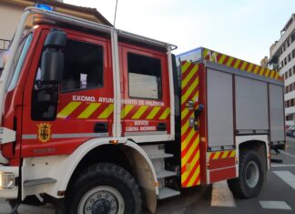 Policía y bomberos sofocan incendio en el barrio del Cristo Un camión de bomberos del Ayuntamiento de Palencia movilizado en una intervención en la ciudad. / Óscar Herrero