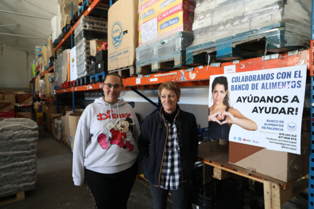 Br&aacute;gimo - La secretaria de la asociaci&oacute;n del banco de Alimentos de Palencia, Rosa Ortega(D) junto a Diana Rom&aacute;n