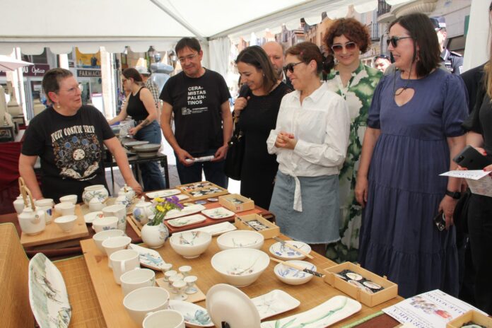 Miriam Andrés inaugurando la Feria de la Cerámica en la Feria Chica 2024