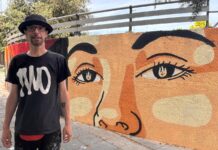 Fumantwo ante su grafiti en San Juanillo