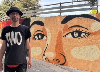 Fumantwo: El arte del fuego y la luz en San Juanillo Fumantwo ante su grafiti en San Juanillo