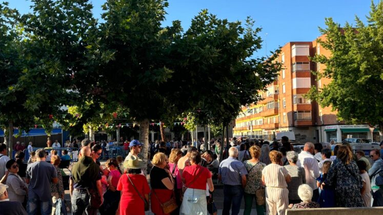 Reparto de tomillo en el barrio de San Juanillo