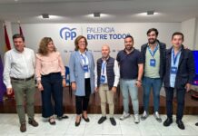 Armisén (3i) junto a parte del equipo de campaña del PP de Palencia.