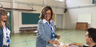 La presidenta del PP de Palencia, Ángeles Armisén, ejerciendo durante la jornada de ayer su derecho a voto