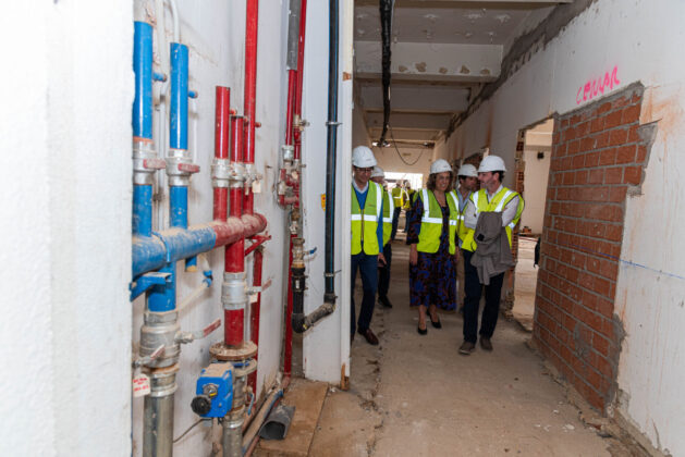 La presidenta de la Diputaci&oacute;n, &Aacute;ngeles Armis&eacute;n, acompa&ntilde;ada del diputado de Acci&oacute;n Territorial, Urbano Alonso; del jefe de obra de ACCIONA, Fernando Salmer&oacute;n(I); y del diputado del &aacute;rea Social, Juan Antonio Obispo, visitan el estado de las obras de la nueva Escuela de Enfermer&iacute;a Dr. Dacio Crespo.