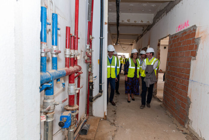 La presidenta de la Diputación, Ángeles Armisén, acompañada del diputado de Acción Territorial, Urbano Alonso; del jefe de obra de ACCIONA, Fernando Salmerón(I); y del diputado del área Social, Juan Antonio Obispo, visitan el estado de las obras de la nueva Escuela de Enfermería Dr. Dacio Crespo.