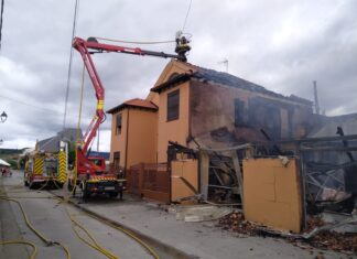 Un incendio provoca daños materiales en una vivienda de dos plantas de Cacabelos (León)