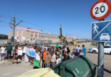 Protesta con el anuncio de la empresa de realizar trabajos nocturnos para construir la pasarela y el cambio del emplazamiento del colector así como el ofrecimiento a los residentes del Camino Viejo de Husillos de un hotel mientras duren las obras