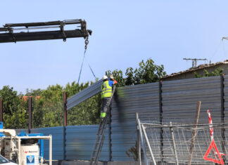 El Juzgado avala a Ecologistas en Acción en su recurso contra ADIF por la línea de Alta Velocidad en Palencia Protesta con el anuncio de la empresa de realizar trabajos nocturnos para construir la pasarela y el cambio del emplazamiento del colector así como el ofrecimiento a los residentes del Camino Viejo de Husillos de un hotel mientras duren las obras