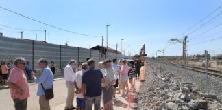 Protesta con el anuncio de la empresa de realizar trabajos nocturnos para construir la pasarela y el cambio del emplazamiento del colector así como el ofrecimiento a los residentes del Camino Viejo de Husillos de un hotel mientras duren las obras