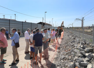 Protesta con el anuncio de la empresa de realizar trabajos nocturnos para construir la pasarela y el cambio del emplazamiento del colector así como el ofrecimiento a los residentes del Camino Viejo de Husillos de un hotel mientras duren las obras