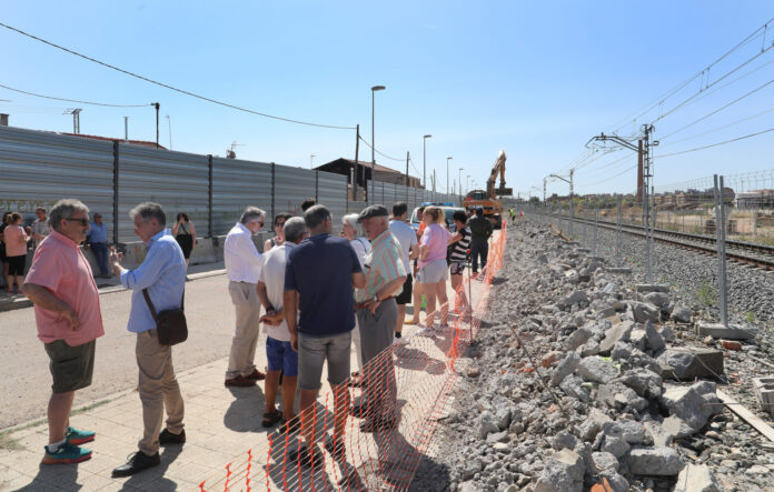 Protesta con el anuncio de la empresa de realizar trabajos nocturnos para construir la pasarela y el cambio del emplazamiento del colector así como el ofrecimiento a los residentes del Camino Viejo de Husillos de un hotel mientras duren las obras