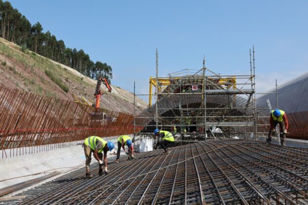 Imagen de las obras de la estructura del falso t&uacute;nel que conducir&aacute; directos a los veh&iacute;culos entre Santander y Palencia. / Ministerio de Transportes