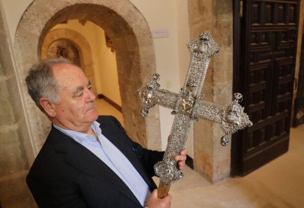 Br&aacute;gimo - El delegado de Patrimonio Cultural de la Diocesis de Palenica, Jos&eacute; Luis Calvo, sujeta la cruz procesional que fue escondida por el p&aacute;rroco de Quintana del Puente (Palencia) durante la invasi&oacute;n francesa de la pen&iacute;nsula, y apareci&oacute; durante las labores de restauraci&oacute;n de la iglesia de San Esteban