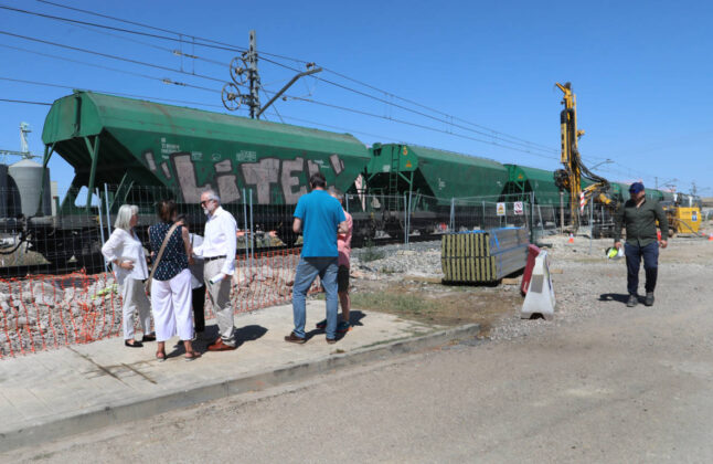Protesta con el anuncio de la empresa de realizar trabajos nocturnos para construir la pasarela y el cambio del emplazamiento del colector as&iacute; como el ofrecimiento a los residentes del Camino Viejo de Husillos de un hotel mientras duren las obras. / Br&aacute;gimo (ICAL)