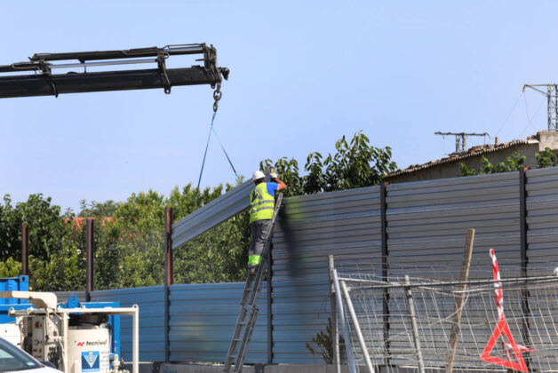 Protesta con el anuncio de la empresa de realizar trabajos nocturnos para construir la pasarela y el cambio del emplazamiento del colector as&iacute; como el ofrecimiento a los residentes del Camino Viejo de Husillos de un hotel mientras duren las obras. / Br&aacute;gimo (ICAL)