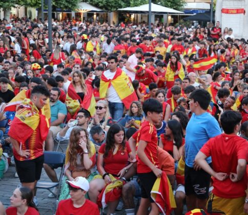 Ambiente en la plaza Mayor de Palencia para ver en directo la final de la Eurocopa entre Espa&ntilde;a e Inglaterra