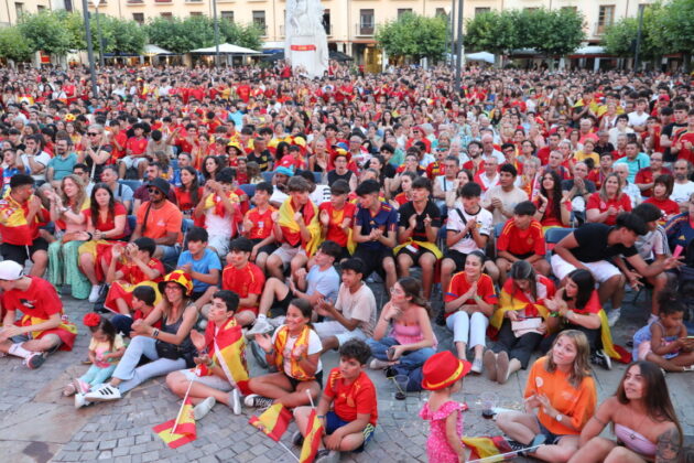 Ambiente en la plaza Mayor de Palencia para ver en directo la final de la Eurocopa entre Espa&ntilde;a e Inglaterra