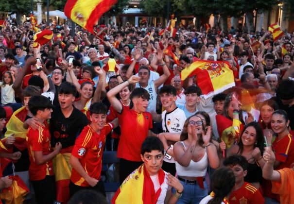 Ambiente en la plaza Mayor de Palencia para ver en directo la final de la Eurocopa entre Espa&ntilde;a e Inglaterra