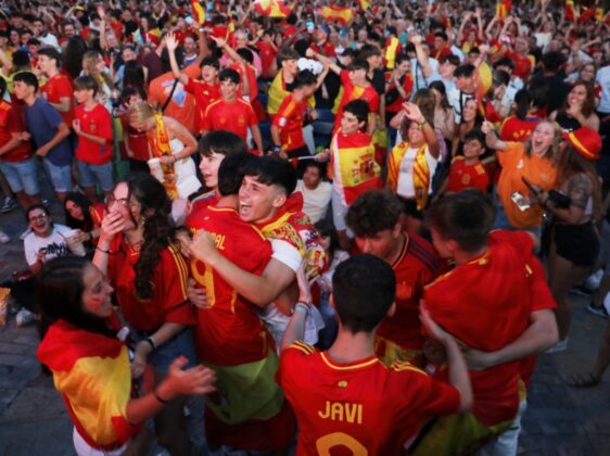 Ambiente en la plaza Mayor de Palencia para ver en directo la final de la Eurocopa entre Espa&ntilde;a e Inglaterra