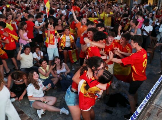 Ambiente en la plaza Mayor de Palencia para ver en directo la final de la Eurocopa entre Espa&ntilde;a e Inglaterra