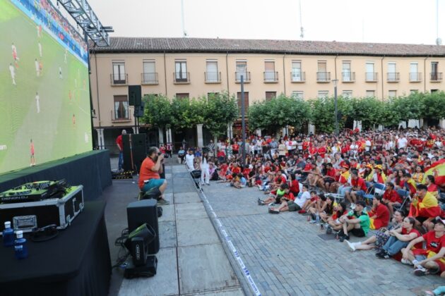 Ambiente en la plaza Mayor de Palencia para ver en directo la final de la Eurocopa entre Espa&ntilde;a e Inglaterra