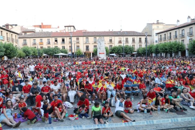 Ambiente en la plaza Mayor de Palencia para ver en directo la final de la Eurocopa entre Espa&ntilde;a e Inglaterra