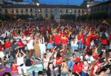 Ambiente en la plaza Mayor de Palencia para ver en directo la final de la Eurocopa entre España e Inglaterra