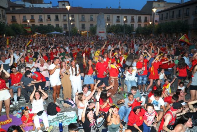 Ambiente en la plaza Mayor de Palencia para ver en directo la final de la Eurocopa entre Espa&ntilde;a e Inglaterra