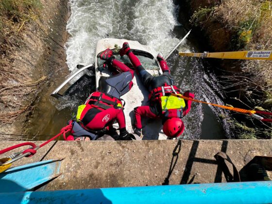 Bomberos de Le&oacute;n / ICAL . Los bomberos rescatan a un hombre de 95 a&ntilde;os y una mujer de 65 tras caer su veh&iacute;culo a un arroyo en Puente Villarente (Le&oacute;n)