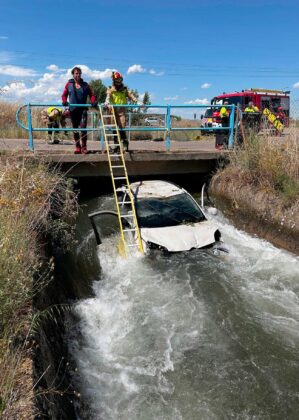 Bomberos de Le&oacute;n / ICAL . Los bomberos rescatan a un hombre de 95 a&ntilde;os y una mujer de 65 tras caer su veh&iacute;culo a un arroyo en Puente Villarente (Le&oacute;n)