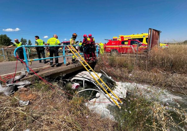 Bomberos de Le&oacute;n / ICAL . Los bomberos rescatan a un hombre de 95 a&ntilde;os y una mujer de 65 tras caer su veh&iacute;culo a un arroyo en Puente Villarente (Le&oacute;n)