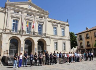 Minuto de silencio en el Ayuntamiento de Palencia