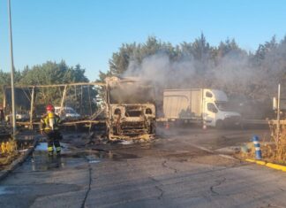 (Video) Reestablecida la circulación en la A-62 en Dueñas tras el incendio de un camión junto a una gasolinera