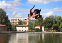 Joven tirándose al canal de Castilla en la Dársena del Canal de Palencia