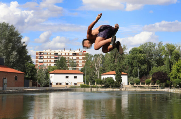 Joven tir&aacute;ndose al canal de Castilla en la D&aacute;rsena del Canal de Palencia