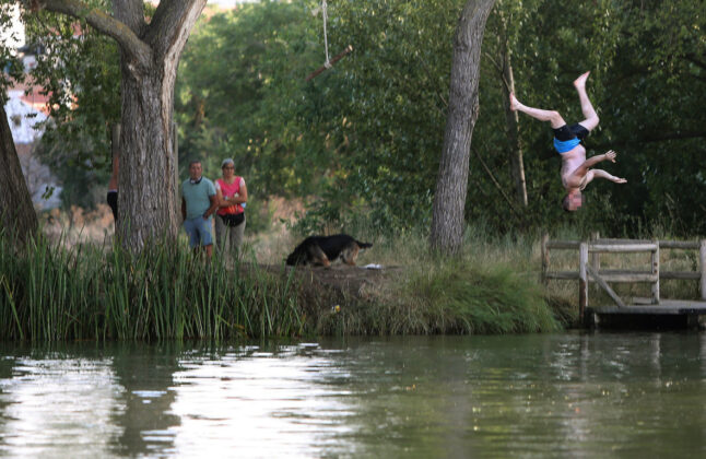 Joven tir&aacute;ndose al canal de Castilla en la D&aacute;rsena del Canal de Palencia