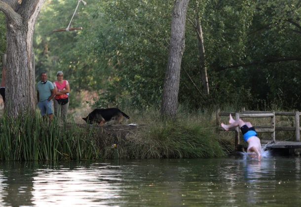 Joven tir&aacute;ndose al canal de Castilla en la D&aacute;rsena del Canal de Palencia