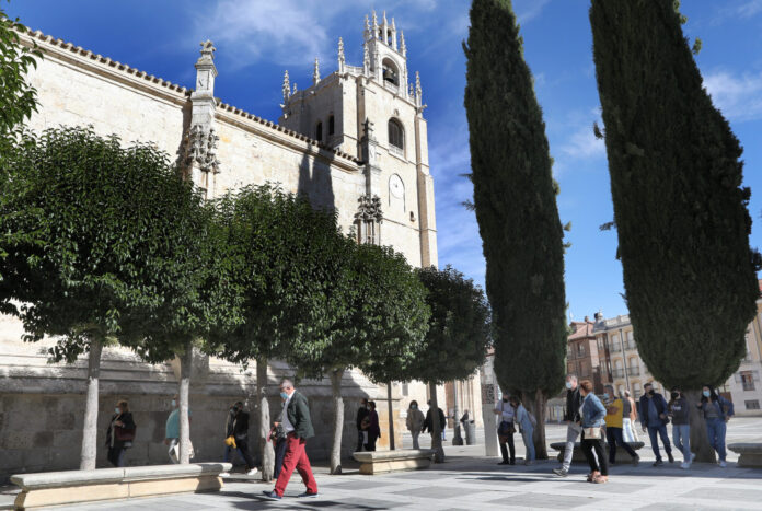 Imagen de archivo de turistas se disponen a entrar en la catedral de Palencia.