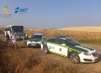 Auxiliados 50 pasajeros de un autobús portugués averiado junto al Burejo, cerca de Herrera