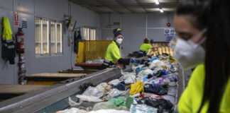 Trabajadores en un Centro de Tratamiento de Residuos. / ICAL