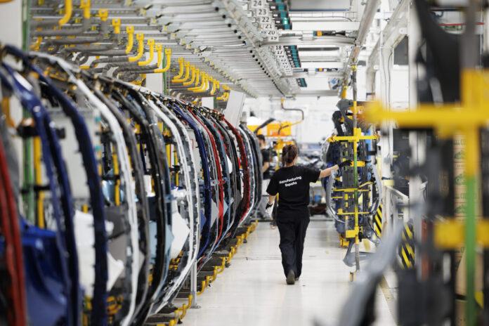 Renault convierte la planta de Valladolid en uno de los referentes del grupo Interior de una planta de Renault en Valladolid. / ICAL