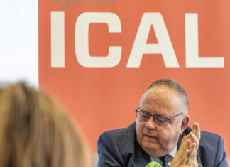 Palencia dispondrá de un robot quirúrgico a finales de 2025 El consejero de Sanidad participa en los desayunos de ICAL