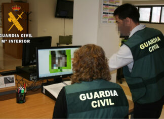 Dos agentes de la Guardia Civil.
