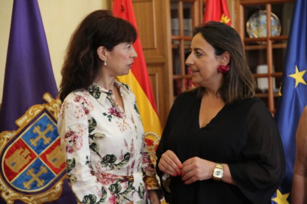 Ana Redondo en el Ayuntamiento de Palencia junto a Miriam Andr&eacute;s