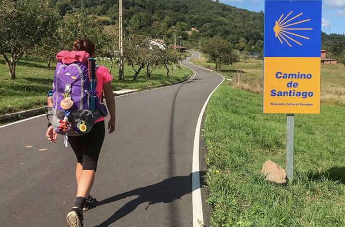 Imagen de peregrina por el Camino de Santiago La Junta trabaja activamente para ejecutar medidas urgentes en "puntos críticos de mejora" del Camino de Santiago